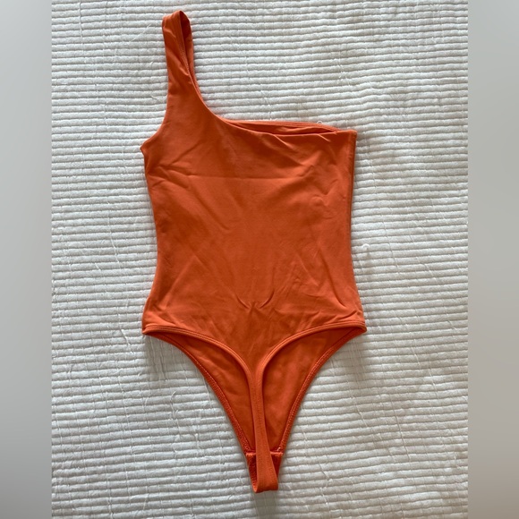 Aritzia Babaton Contour One Shoulder Bodysuit Orange Size XS - Picture 3 of 6